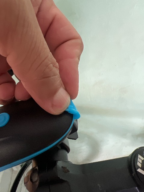 Tổng thể ổn, nhưng nút che cổng sạc không che được.