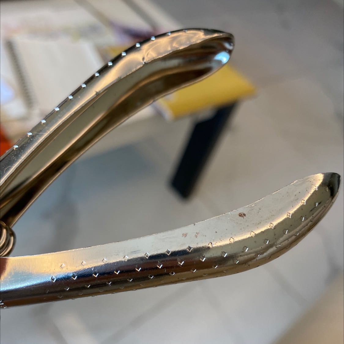 hàng bị rỉ cũ kỹ không mới