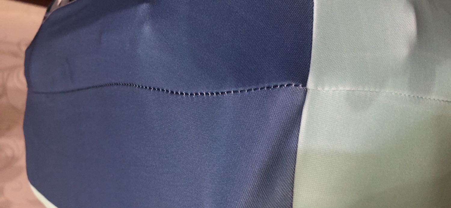 Bọc vali bằng vải thun, khoét lỗ không chuẩn, đường may xấu, không có chỗ khoét phía trên vali như hình, không đáng giá tiền