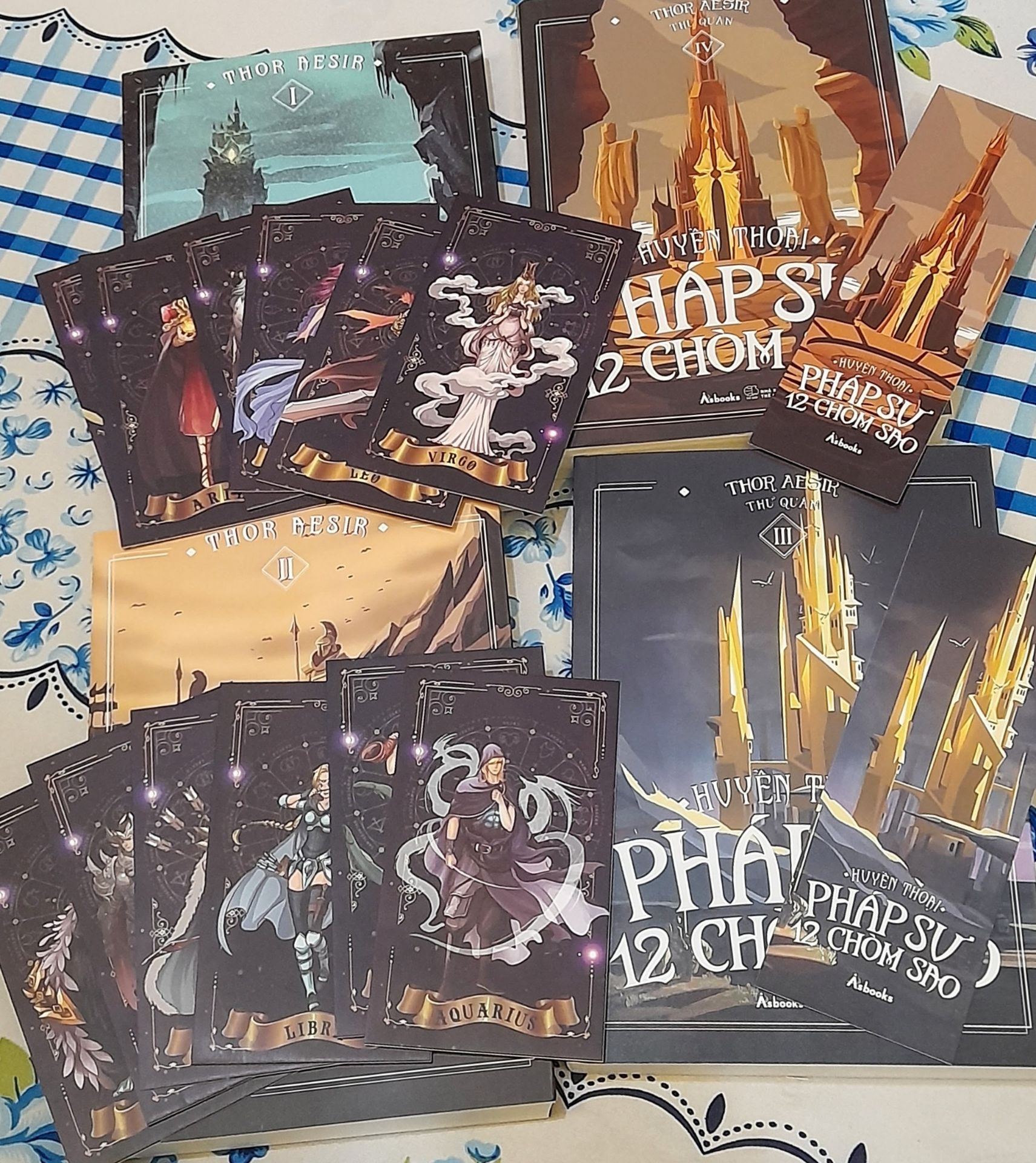 mình săn sale nên đặt cả bộ, tập 1 và 2 được tặng kèm thẻ bài 12 chòm sao rất đẹp nhưng cắt ko được đều. Tập 3, 4 được tặng kèm bookmark