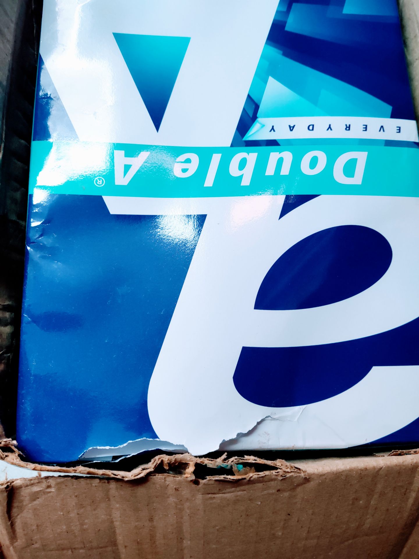 Mình thực sự thất vọng đơn kì này của TiKi. Mình đánh giá 3/5 sao với 2 lý do sau:
-Giao hàng chậm hơn dự kiến (nhưng không hề có sự thông báo đến khách hàng). Mình biết là dịch giã ở TP.HCM căng thẳng làm ảnh hưởng đến việc vận chuyển nhưng cần có trách nhiệm cập nhật và thông báo tới khách hàng kịp thời về hàng hoá
-Tiếp nữa, mình nhận hàng với điều kiện hàng hoá bị rách ở 1 số chỗ, giấy tờ chưa in mà bìa bọc rách vậy thì làm sao bảo quản tốt nữa. Dù phía TiKi hay là bên vận chuyển khác thì cũng nên chú ý điểm này.
Mình mong TiKi sẽ chú ý và cải thiện những điểm kể trên, chứ nếu không thì những khách hàng tiềm năng và trung thành như mình cũng sẽ cảm thấy TiKi không còn phù hợp với *demand insights của họ nữa, ít nhất là ở hiện tại và trong tương lai.