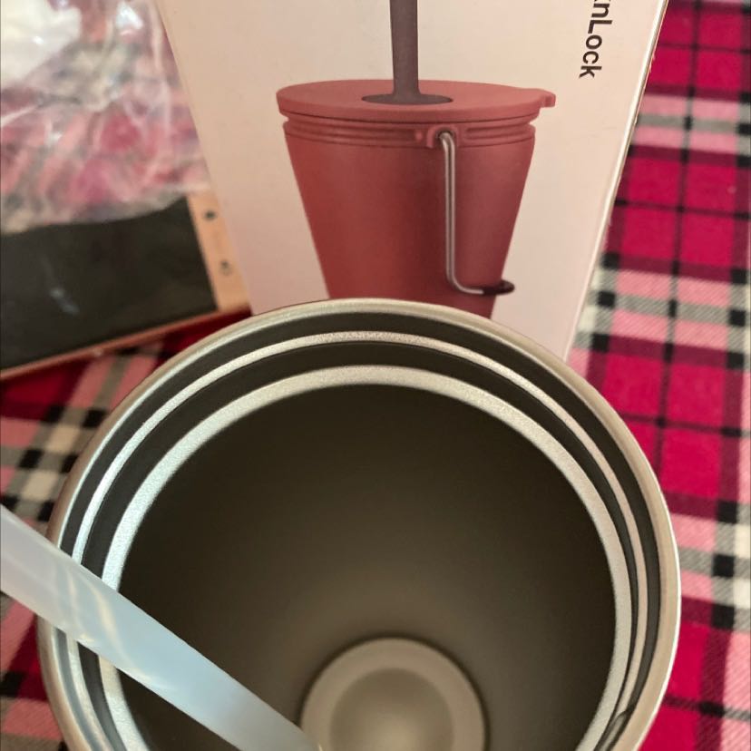 Sản phẩm dày dặn, quai cầm tiện lợi. Sản phẩm của hãng thì khỏi phải bàn về độ xịn sò rồi, mua được giá sale nữa thích mê. Tiki nay đã giao hàng siêu nhanh rồi, cải thiện dịch vụ rất nhiều. Shipper vui vẻ 😊😊😊