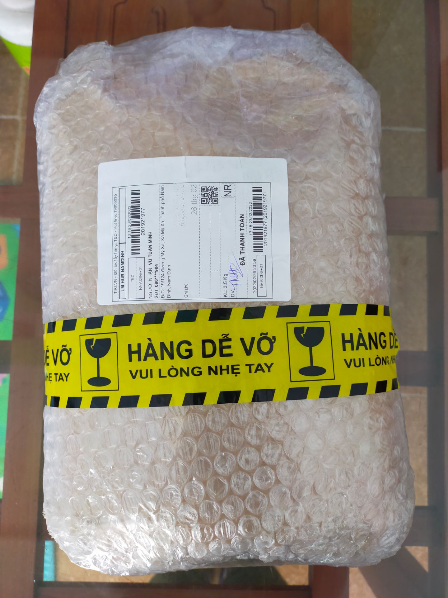 Shop đóng gói rất cẩn thận. Hàng có tem của công ty nhập khẩu, mùi khá thơm. Giá rẻ hơn so với các shop khác, 165k. Shop đóng gói rất cẩn thận. Hàng có tem của công ty nhập khẩu, mùi khá thơm. Giá rẻ hơn so với các shop khác, 165k.