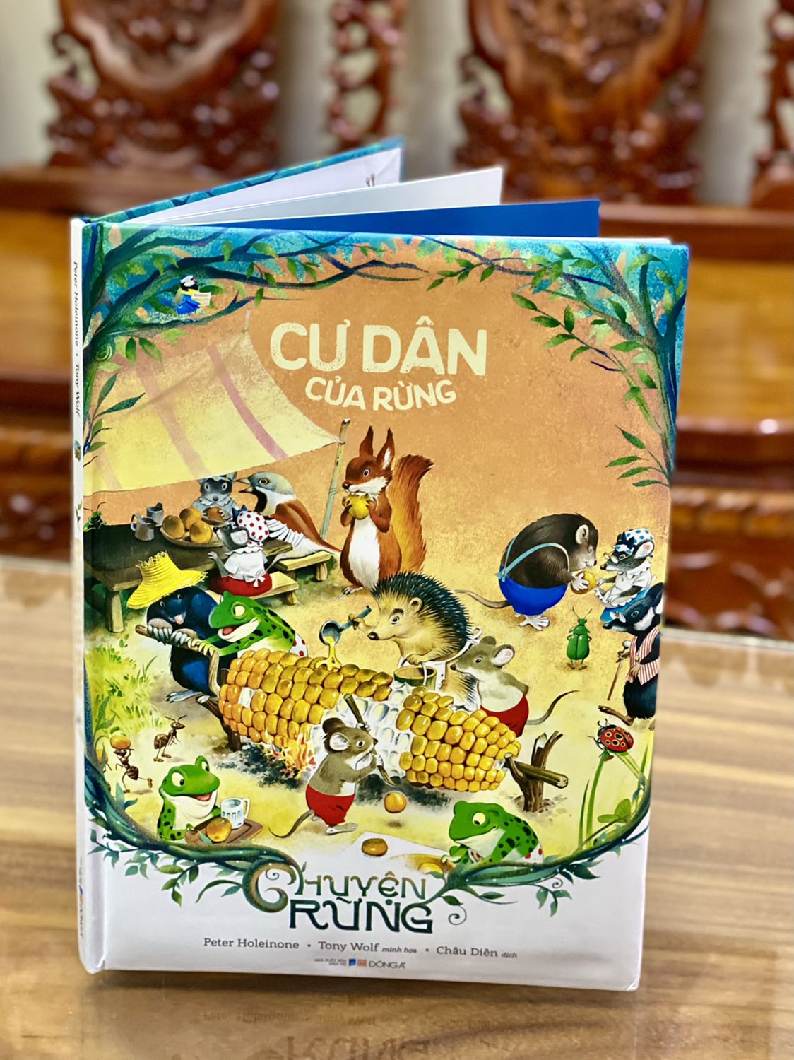 - Lần thứ hai mình nhận sách trực tiếp từ nhà bán Cá chép bookstore và thực sự hài lòng về dịch vụ đóng gói, giao hàng. 
- Sách được bao bọc cẩn thận, có lớp chống sốc và màng co phẳng phiu, có đầy đủ hoá đơn. Sách bìa cứng, khổ to, in màu toàn bộ, hình ảnh minh hoạ sinh động, đáng yêu. Đơn được tặng kèm một bookmark như ảnh. 
- Chất lượng giấy bóng khá tốt. Tuy nhiên trang đầu & trang cuối (dán dính vào bìa sách) có những chỗ dán keo chưa được thẩm mỹ lắm.