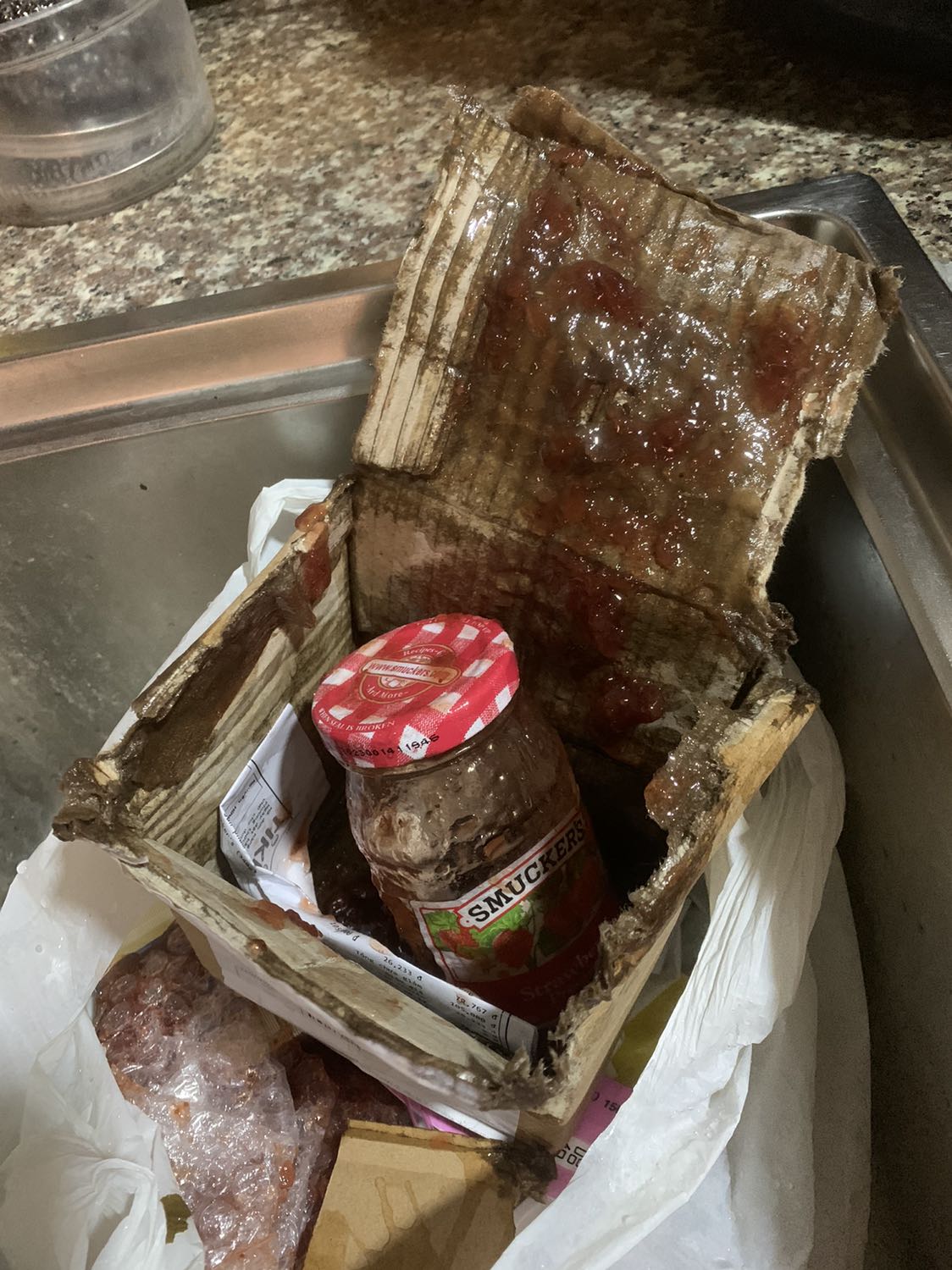 Giao bể nát bét thế này thì dùng cái gì hả tiki?