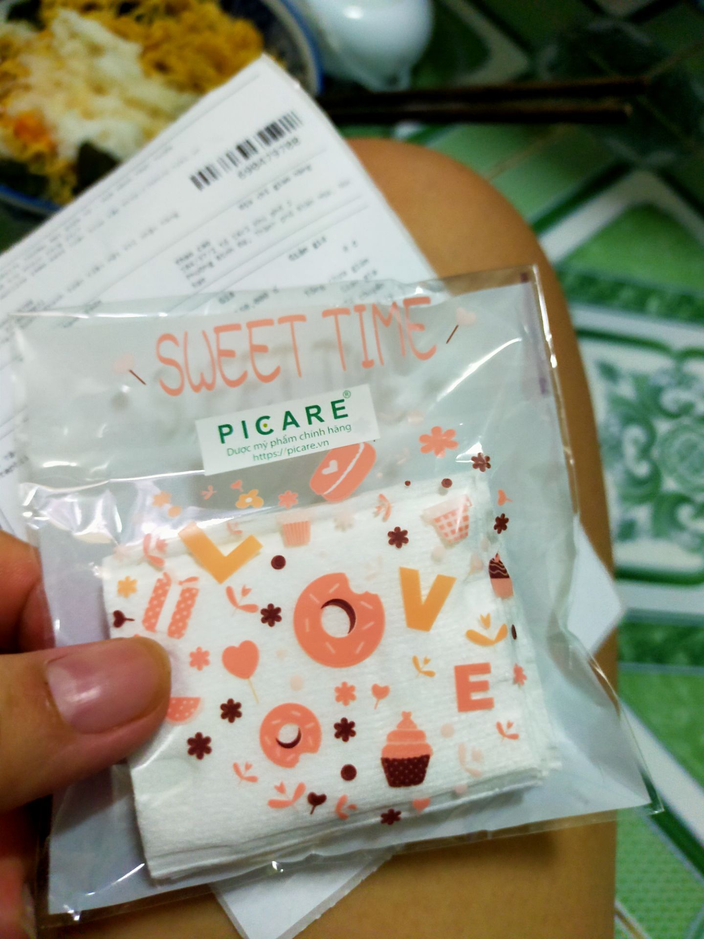 Mua hàng dc tặng thêm bông tẩy trang, tuy bé nhưng thấy rất dễ thương. Tiki đóng gói luôn gọn gàng, tiện lợi, giao hàng sớm hơn dự định, tất cả đều ok sẽ ủng hộ tiếp. ?