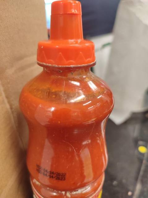 Chai tương ớt mốc đầy từ nắp chai xuống dưới như thế này mà shop vẫn đóng gói giao hàng được sao? Mình muốn trả đơn này, Tiki giải quyết dùm.