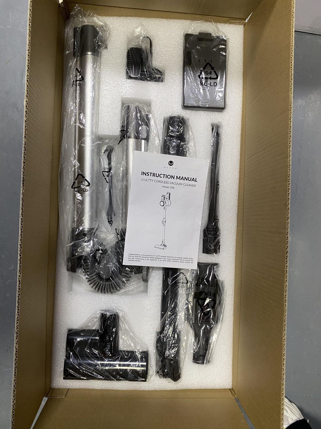 Giải phóng sức lao động quá trời luôn ạ 😪. Lau bằng nước thì bao sạch, tóc lông thú cưng, bụi bẩn hút rất sạch. công nhận hút lau ra mới thấy nhà quá bụi quá dơ luôn. Máy không quá nặng cầm không bị mỏi. Ưu điểm mà cũng là nhược điểm 6 đầu hút nên hút được mọi ngóc ngách nhưng cũng vì tận 6 đầu nên lúc cất không để í dễ bị vứt lung tung chắc phải mua lấy 1 cái giá để treo cho gọn, còn về tính năng thì rất ưng í 👍