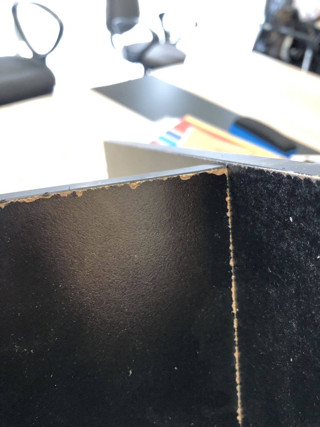 Sản phẩm giao không đúng màu đặt trên Tiki. Các mép của gỗ bị bong tróc nham nhở. Sản phẩm không giống như mong đợi. Thất vọng.