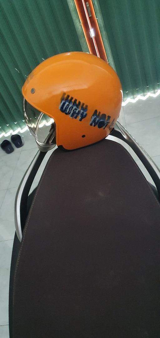 mình mua mũ của shop này được 1 năm rồi, lúc đấy mũ trông ko xịn bằng mũ các bạn đăng bây giờ, hơi thất vọng, nay mình mua mũ mới ở shop khác, rồi về tự sơn thêm chữ " why not " cho cá tính. Loại mũ này rất ok, còn mua ở đâu các bạn phải lựa chọn nha, mũ mới mình mua ở shop " mũ bảo hiểm halo phượt " ở tiki, giá mình mua tính cả khuyến mãi bao ship là 373k.