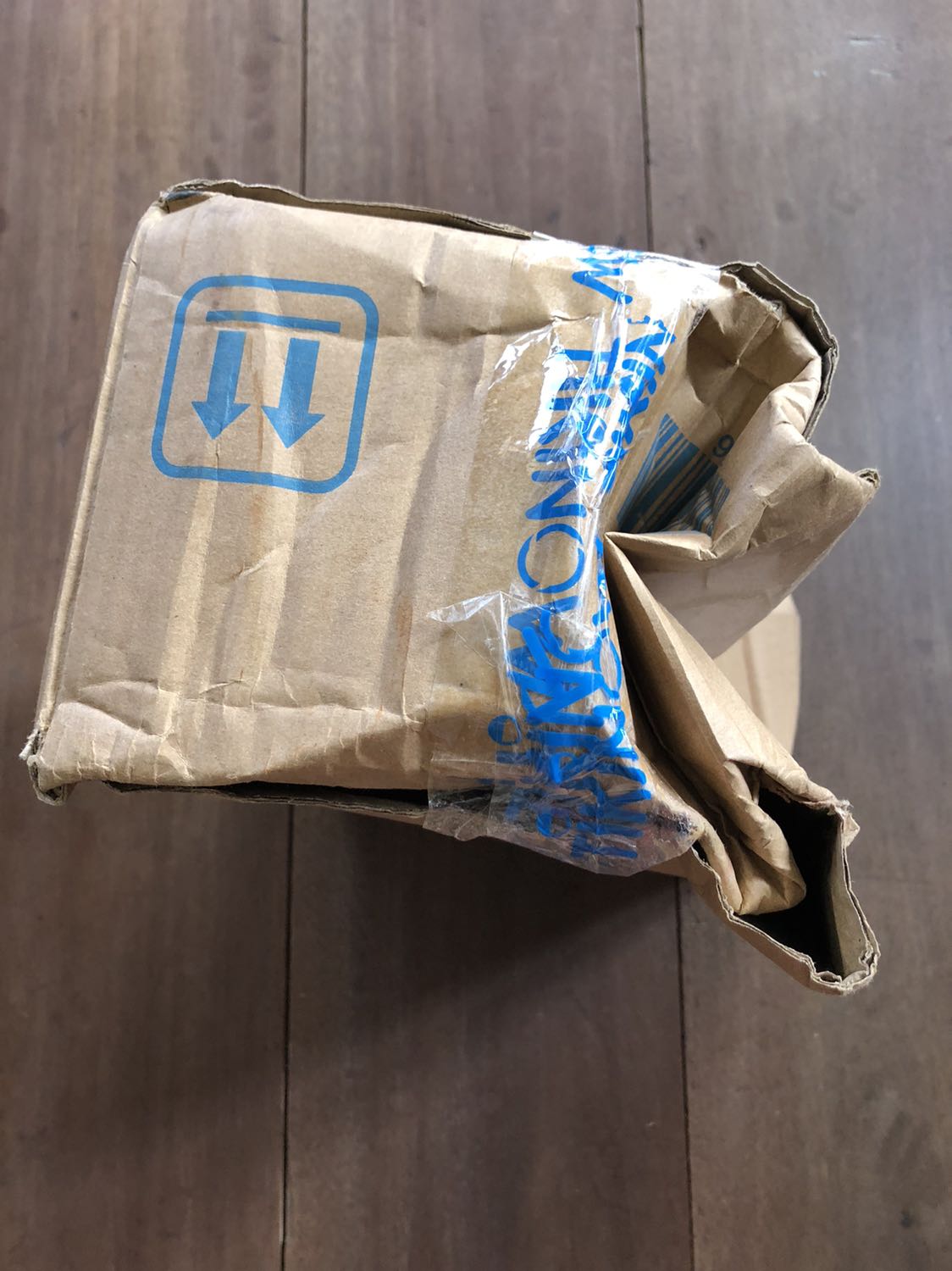 Đánh giá 1* cho vận chuyển mặc dù giao hàng đúng ngày nhưng gói hàng của mình móp méo thấy thương. Đơn hàng JNT giao báo lỗi 2 lần và là kiện hàng khó giao với lý do tiền thu hộ không đúng, *** nhân viên giao hàng liên lạc không được. Và chỉ đến khi mình liên hệ Tiki thì đơn hàng mình mới được giao, nhân viên giao hàng còn ko kịp để mình hỏi cái gói hàng móp méo của mình. 
Và may mắn là cái máy vẫn sử dụng được, Tiki bao gói khá kĩ nên chỉ có thùng hộp móp méo. 
Đánh giá 5* cho đóng gói và cho sản phẩm.
Sản phẩm mua lần 2, sử dụng được trong 1 tuần, sau đó là hoàn toàn ko hoạt động được. Liên hệ để bảo hành thì thời gian chờ là 1 tháng với điều kiện là bên bán xác nhận lỗi do nhà cung cấp. Trong trường hợp này thì mua một cái máy khác có vẻ hợp lí hơn. Đánh giá 1* cho sản phẩm, 1* cho dịch vụ bảo hành và 5* cho giao nhận.