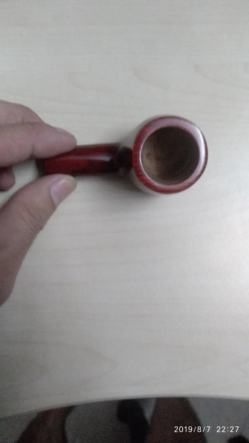 Tẩu thuốc tôi nhận được chỉ có hình dáng như mô tả, còn lại không giống như mô tả của nhà cung cấp:
- Tẩu không làm bằng gỗ Rosewood (vì nó nhẹ bong, nhẹ bang cái cán hút nhựa)
- Kích thước tẩu sai với mô tả. Thành tẩu rất mỏng, chỉ 2mm
- Không hề có logo D-Brand nhãn hiệu bên hông tẩu như mô tả trong hình và tên sản phẩm