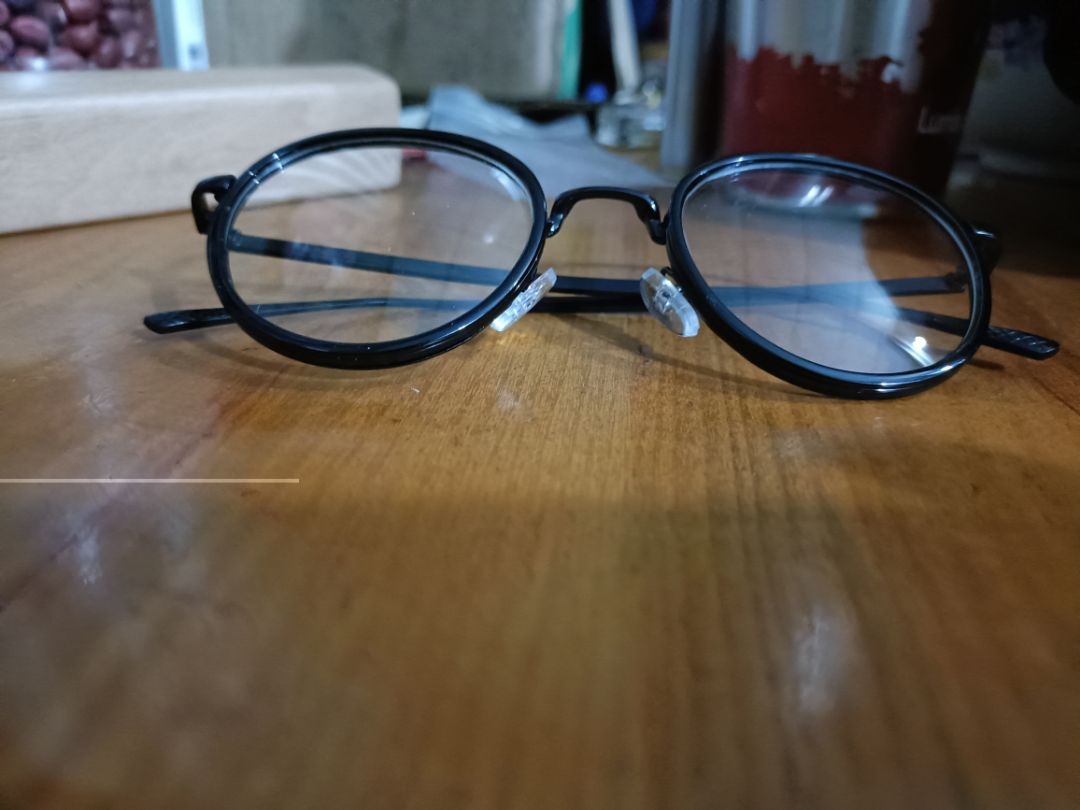 kính đẹp nhưng hơi sắt nên lúc đeo vào hơi bị đau , kính bị bập bênh nhưg ko vấn đề gì vì tự mình có thể chỉnh lại được , nhma cách xử lý của shop khiến mình k mấy hài lòng , vì khi nhận đc kính thì mình phát hiện ra kính bị bập bênh và có nt vs shop , nhưng shop chỉ mình cách xem kính như thế nào này kia kia nọ và mình nói vs shop là kính bị bập bênh , shop bảo shop thấy kính bình thường ! nên thôi mình k nói gì thêm nửa !