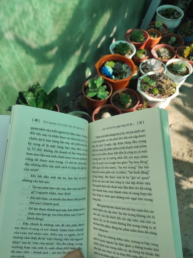 khách hướng dẫn cách đặt câu hỏi để truyền cảm hứng làm việc, để cải thiện môi trường làm việc của sếp đối với nhân viên của mình....
ban đầu mình đặt vì muốn đọc các câu hỏi phát triển bản thân
nhưng không sao, sách này tạm ổn giúp mình hiểu hơn cái nhìn của các vai trò sếp hoặc nhân viên.