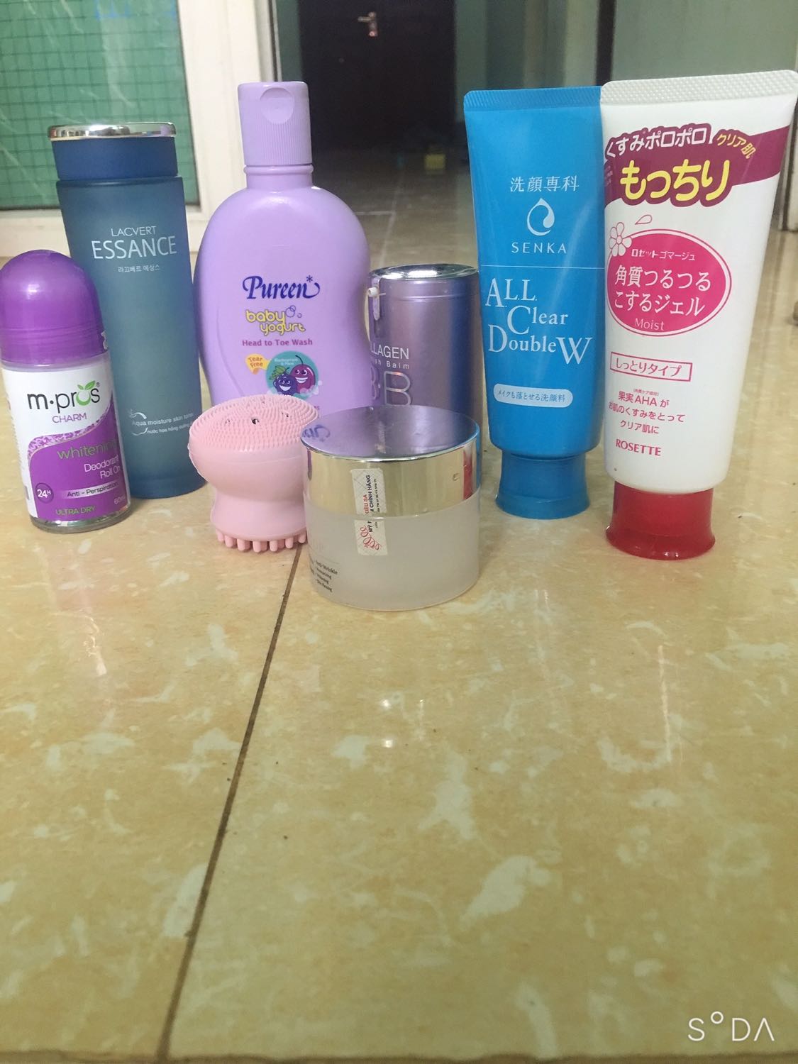 Mùi thơm dịu, không nồng nặc như những loại khác, chai thuỷ tinh mới toanh cao , sang choảnh , màu đẹp bắt mắt. Nói chung ưng ưng lắm. Nên mua