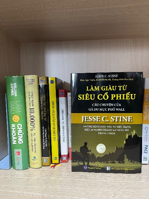 Một cuốn sách rất chất lượng để khởi đầu 2023.

Bề ngoài rất ổn, sách bìa cứng, cầm rất thích tay, đồ thị có màu, in giấy tốt chất lượng.
Về nội dung, gần nửa đầu cuốn sách, nói về cuộc đời và trải nghiệm đầu tư của Stine - đúng chất du mục. Nửa sau, nói về cách lựa chọn siêu cổ phiếu & cách thức vào lệnh, mua/ bán, những điều tưởng chừng như đơn giản, nhưng lại đòi hỏi nhiều kỹ năng.

Nói chung, đây là 1 cuốn sách rất đáng đọc và nên có trên kệ của mọi NĐT trên hành trình chinh phục thị trường tài chính nói chung và cổ phiếu nói riêng.