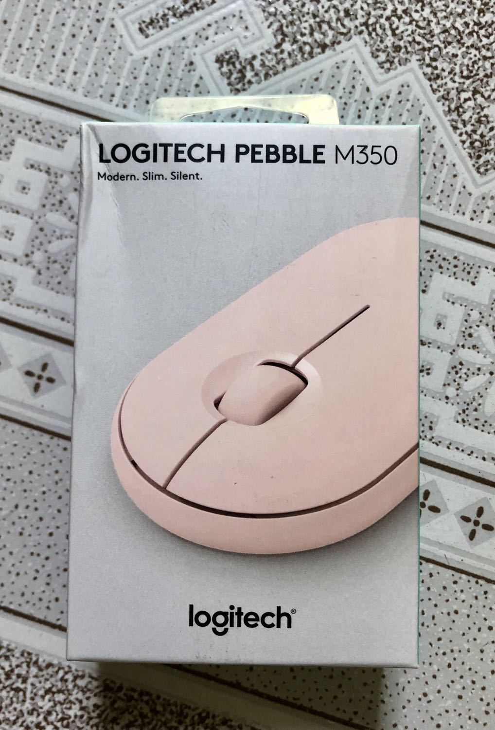 Chuột đẹp (nhưng dễ dơ), cầm lâu không mỏi tay; thân chắc chắn, bấm bên trái phải đều chắc tay. Click chuột gần như ko tiếng động, kết nối Bluetooth hoặc qua cổng cắm với laptop đều dễ, nhanh. Đèn xanh lá là kết nối cổng cắm, nhấn nút đổi qua màu xanh dương là chuyển sang kết nối Bluetooth. Mới xài mấy ngày nhưng thấy hài lòng, chưa gặp trục trặc gì. Đóng gói cẩn thận, giao hàng nhanh