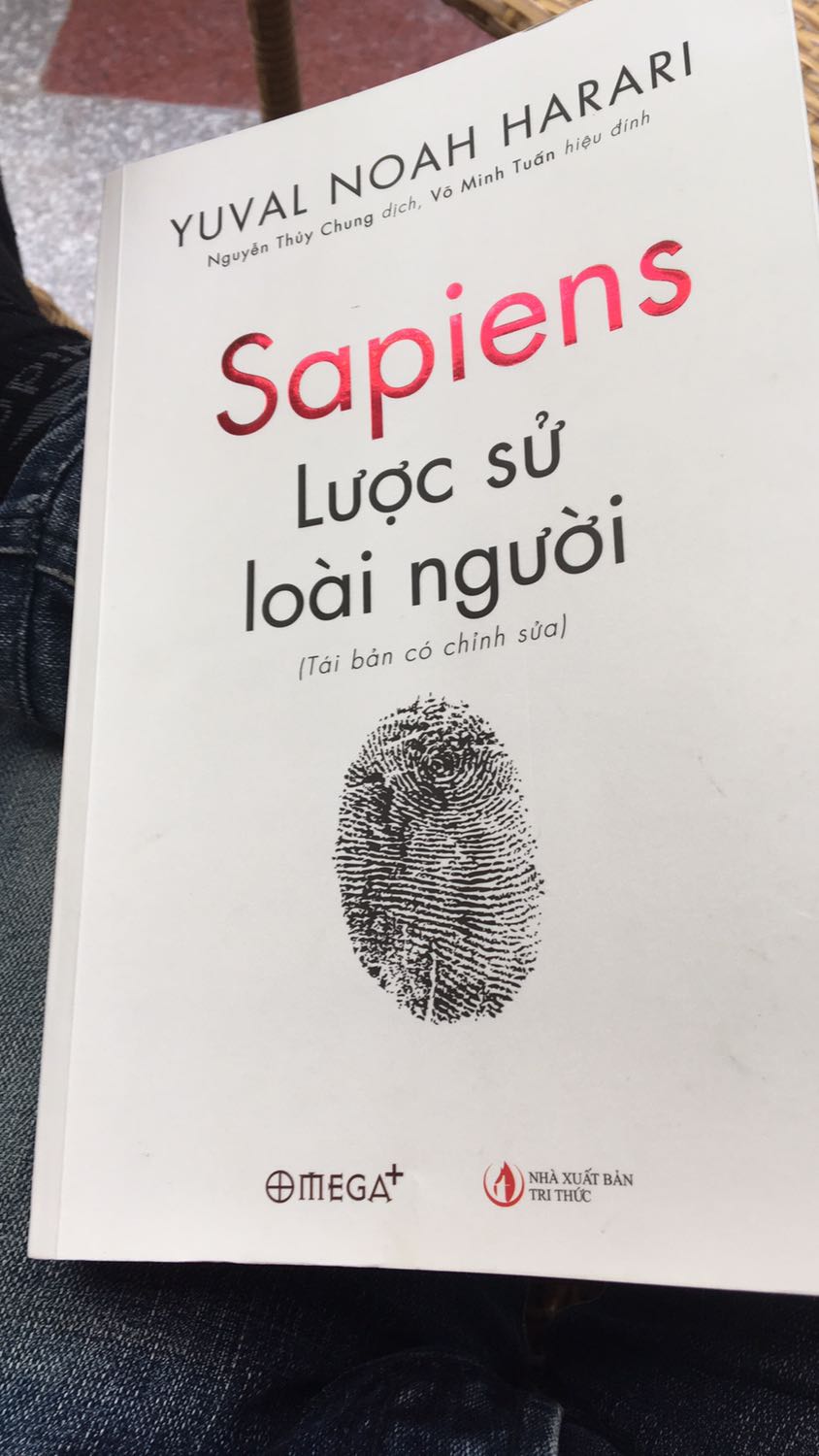 Sách khá to và dày với kích thước 16*24 , nên tôi đọc mất 3 ngày mới xong. Nhận xét về cuốn sách là 
tác giả người Israel có sự cập nhật liên tục tới tận 2020 
Kiến thức tác giả rất phong phú đã cung cấp lượng thông tin về lược sử của sapiens từ khi mới bắt đầu khoảng 2 triệu năm trước . Tác giả đã chia sự phát triển của sapiens thành 3 giai đoạn chính.
quan điểm của tác giả trong vấn đề sapiens có thể biến thành cyborg cũng rất đáng chú ý đồng thời cho rằng các quốc gia cần phải liên tục hợp tác trước những xu thế mới thách thức mới của thời đại
Tác giả có đưa tên 3 nước và lãnh thổ thành công trong phòng chống dịch covid 19 nhưng lại thiếu tên VN?? Đồng thời phê phán lãnh đạo một quốc gia hàng đầu chỉ biết dành công trạng và đổ lỗi ??