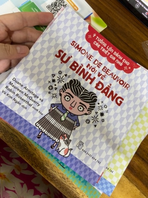 Giấy có hơi mỏng manh xíu. Nội dung thì ổn do cái này của nhà xuất bản lớn làm.