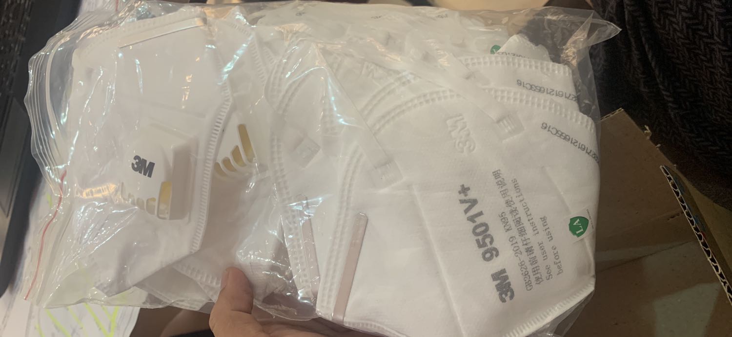 - Sản phẩm không được niêm phong từng cái mà nhồi vào trong bọc nilong không có nhãn mác , không niêm phong như hàng trôi nỗi không rõ xuất xứ ngoài đường. Không có gì đảm bảo sản phẩm bảo vệ sức khoẻ dùng hằng ngày này được giữ vệ sinh tốt từ lưc sản xuất đến khi đóng gói rồi bàn giao cho khách hàng. ( rất không tin tưởng đây là sản phẩm thật bán với giá 30k/1 cái)
- NSX chỉ cho 1 cái day đeo hỗ trợ chống đau tai nếu nhà có 2 người muốn sử dụng cùng lúc thì coi như vẫn phải chịu đau tai. 
TIKI kiểm tra và phản hồi lại cho người tiêu dùng tránh trường hợp tiếp tay cho hàng giả hàng nhái ảnh hưởng đến uy tín công ty.