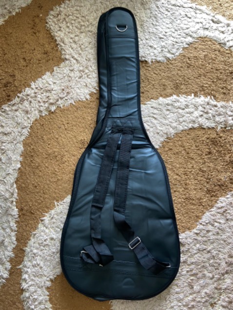 Có chừng hàng chục ngàn bao da simili đàn Yamaha này trên khắp nước, giá từ 90k-150k. Nó xài tạm dc nhưng ko bền đẹp. Simili loại thấp nhất, dùng tay xé dễ. Nếu xách đàn đi thường xuyên, nó sẽ bị rách nơi tay cầm hay bất cứ đâu có đường chỉ. Dây đeo kém, thêm khóa dây đeo cũng tệ nên chúng luôn luôn tuột khi đeo vai. Tuổi thọ của nó chỉ chừng ba tháng. Người chơi đàn khắp nước fải chịu vậy chục năm nay.

Nên tăng phí và giá bao da đàn lên chút, kh 200k vẫn chịu dc. Đổi simili, may cẩn thận hơn, tay cầm chắc chắn hơn, dây đeo tốt hơn … Đừng để những người chơi đàn fải mang hoài những bao đàn xấu cho những  cây đàn đẹp. Và ko cần fải quảng cáo ko công cho Yamaha. Vẽ vời âm nhạc một chút lên bao đàn hoặc ko in vẽ gì cả có khi lại tốt hơn.