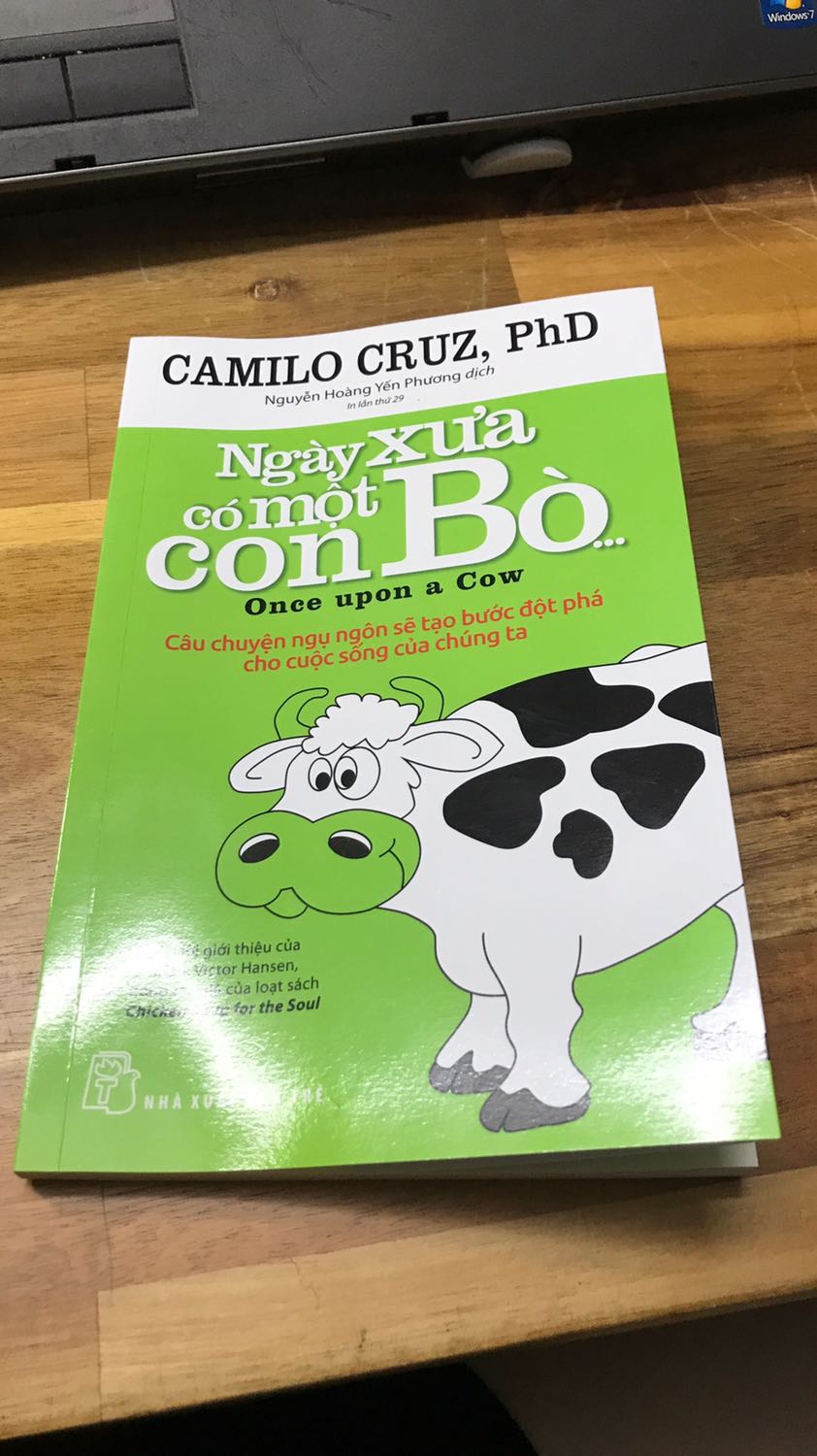 Dù có vài quan điểm không đồng tình vs tác giả, nhưng phải công nhận ổng nói đúng rất nhiều, và cũng có chút động lực để mình bắt đầu làm cái gì đó :3 sách mỏng nhưng đọc chậm vì phải suy ngẫm nhiều. 
Đa số câu chuyện được nhắc đến (từ các đọc giả trước đó) là về việc họ chán ghét cv hiện tại ra sao và sao lại không bắt đầu cv mới nên đâm ra dễ có cảm giác đây là kiểu sách dành cho "những người lớn đã đi làm nhưng chán ghét cv đó" hay "khi nào tôi nên bắt đầu việc kinh doanh riêng của mình" hay "làm thế nào để không có một cuộc sống tầm thường". Nhưng nếu nghĩ rộng ra nó có thể áp dụng lên nhiều thứ hay ho hơn chứ, kiểu, ý tác giả như là "thử đi, làm wnngay bây giờ, đúng cái thứ bạn đang nghĩ trong đầu á, hiện thực nó, ko đc à, thử lại cách khác thế thôi :))" (à tất nhiên là không phạm pháp và ko trái đạo đức nha)