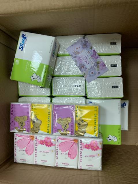 Shop giao đủ hàng. Chất liệu sản phẩm ok. Khăn giấy dày dặn thật sự, như mô tả, hẳn 3-4 lớp lun, sịn sò, mình nhất định sẽ đặt lại để dùng