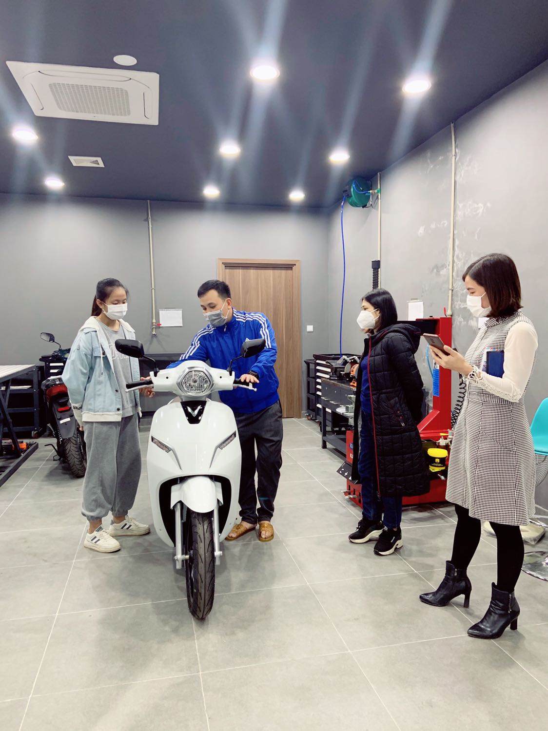 Xe đi rất thích, kiểu dáng thanh lịch, klara A2 dáng thấp hơn feliz nên các bạn chiều cao vừa phải nên lựa chọn nhé. Mua đợt KM này giá rất hời, các bạn nên mua đi nha
Mình mua ở showroom vin3s Bỉm Sơn- Thanh Hoá saler rất nhiệt tình :***