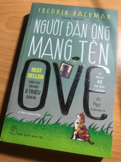 Bìa sách đẹp, tuy nhiên hơi bị cong một tí ở gáy nhưng vẫn ổn lắm. Được kèm theo cả bookmark nữa. Tuy gáy sách vẫn còn vấn đề nhưng sách lại chất lượng nha. Nói chung đáng tiền đáng mua.