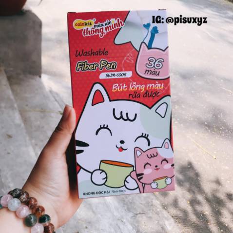 Ưu điểm:
- Giá phù hợp với sinh viên lắm nè. Tiki đang sale 99k 1 hộp 36 màu, tính ra 1 cây giá chưa tới 3k luôn.
- Viết lên bề mặt không thấm như mặt bàn, ly, mặt kính... có thể dùng khăn ướt lau được. Nếu dính lên quần áo có thể giặt được luôn.
- Màu sắc khá ổn áp, các bạn có thể xem ảnh mình *** màu. Có nhiều màu phù hợp với các bạn thích làm bullet journal. Đặc biệt là màu ít trùng với bộ Fiber Pen Colokit.
- Đầu bút có thể viết được chữ calligraphy.
Khuyết điểm:
- Vẫn còn dính 1 cây màu vàng dạ quang ??
- Nếu mới tập viết calligraphy thì hông nên dùng cây này vì đè nhiều cái ngồi sẽ dễ bị hư nè ?
- Nếu đè mạnh bút khi tô màu trên giấy A4 thì vẫn bị lem qua mặt sau nha ? tất nhiên là chỉ hơi lem thoai.
Tóm lại, bộ này phù hợp cho các bạn thích đủ màu sắc nhưng giá thành “em bé”. Lỡ mua fiber pen colokit mà muốn mua thêm em này cũng ko sao, vì cũng ít màu trùng nè. Ưu điểm:
- Giá phù hợp với sinh viên lắm nè. Tiki đang sale 99k 1 hộp 36 màu, tính ra 1 cây giá chưa tới 3k luôn.
- Viết lên bề mặt không thấm như mặt bàn, ly, mặt kính... có thể dùng khăn ướt lau được. Nếu dính lên quần áo có thể giặt được luôn.
- Màu sắc khá ổn áp, các bạn có thể xem ảnh mình *** màu. Có nhiều màu phù hợp với các bạn thích làm bullet journal. Đặc biệt là màu ít trùng với bộ Fiber Pen Colokit.
- Đầu bút có thể viết được chữ calligraphy.
Khuyết điểm:
- Vẫn còn dính 1 cây màu vàng dạ quang ??
- Nếu mới tập viết calligraphy thì hông nên dùng cây này vì đè nhiều cái ngồi sẽ dễ bị hư nè ?
- Nếu đè mạnh bút khi tô màu trên giấy A4 thì vẫn bị lem qua mặt sau nha ? tất nhiên là chỉ hơi lem thoai.
Tóm lại, bộ này phù hợp cho các bạn thích đủ màu sắc nhưng giá thành “em bé”. Lỡ mua fiber pen colokit mà muốn mua thêm em này cũng ko sao, vì cũng ít màu trùng nè.