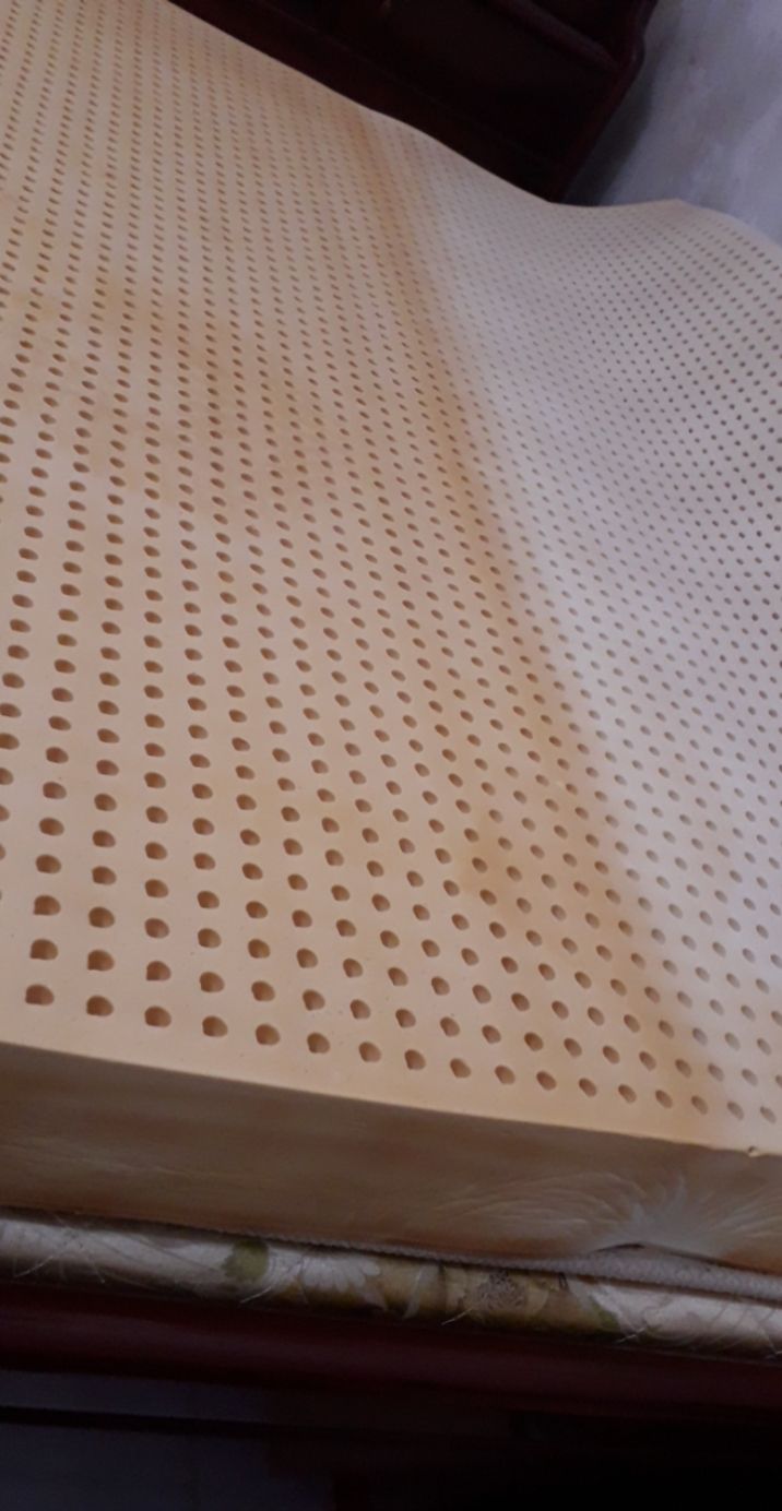 nệm bị mốc, nứt mẻ, hôi kinh khủng, shop bán hàng kém chất lượng, có thể đây là hàng cũ, đã phai màu có 3 màu khác nhau