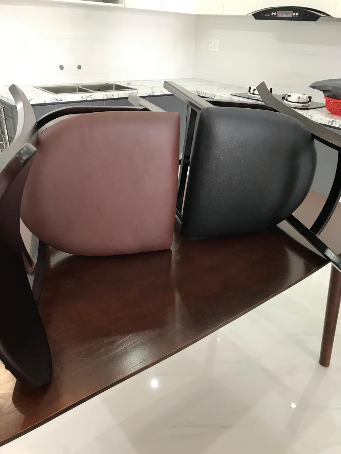 Có vài chỗ mọt hoặc mẻ gỗ.
Ghế giao 2 màu khác nhau