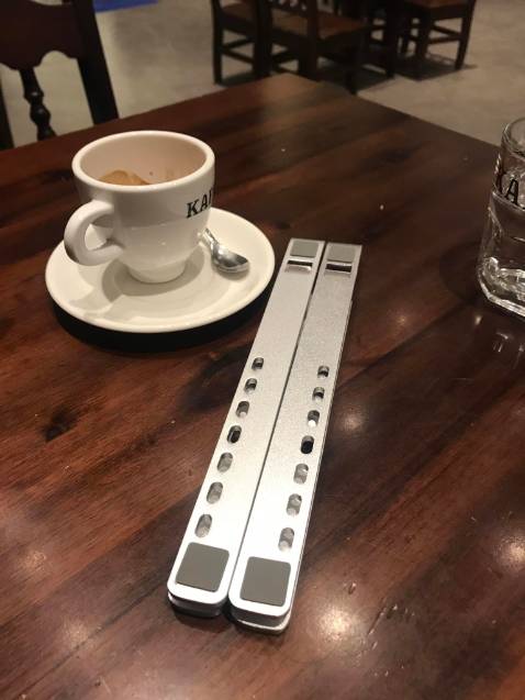 Sản phẩm đẹp, chắc chắn, đường nét phay cắt sắc nét gọn gàng, thiết kế đơn giản thông minh, đóng gói chỉn chu, quá tốt so với mức giá luôn. ok sẽ ủng hộ tiếp