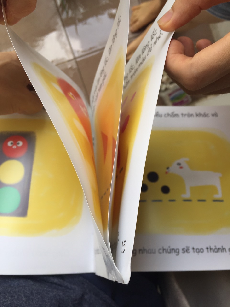 Mình đặt 2 cuốn, nhận hàng thấy sách bị CŨ, đính nước từ trước và đã khô lại, làm các trang sách dính vào nhau. Đã gọi điện yêu cầu trả lại hàng, được xác nhận NHƯNG 1 tuần chưa thấy đến lấy hàng và hoàn tiền. 
Mình trước đây rất ưng cách tiki phục vụ và đóng gói sản phẩm, nhưng 2 lần mua sách gần đây của mình tại tiki đều thấy phần đóng hàng có vấn đề, truyện cho các bẻ mỏng mà đóng hàng gập gãy sách lại cho vừa cái hộp nhỏ hơn.