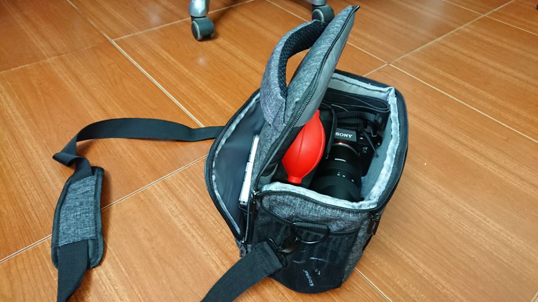 Túi màu đậm hơn so với hình ảnh minh họa, dây đeo bản to, móc nhựa cứng, khóa kéo trơn tru nhẹ nhàng, nhỏ gọn
Bỏ vào túi 1 body a7iii + tamron 28-75 + đèn flash là vừa đầy túi. 
Có kèm một túi trùm túi máy ảnh khi mưa.