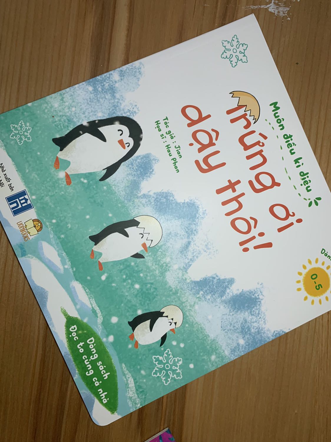 Sách xinh lắm ạ. Minh hoạ đẹp, lời thơ đáng yêu xỉu. Ôi đầu xuân năm mới lì xì cho các cháu mấy cuốn sách mà thích lấy thích để lăn lê bò toài đòi dì đọc cho nghe =))) Cảm ơn lionbooks nhiều nhiều.