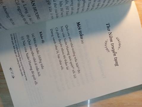 Sách bìa xinh ghê ý. Mà trong ấy chỉ in mỗi thơ thôi, mình cứ nghĩ có cả bài phân tích thơ. Mà mua về đọc cũng hay lắm lắm.