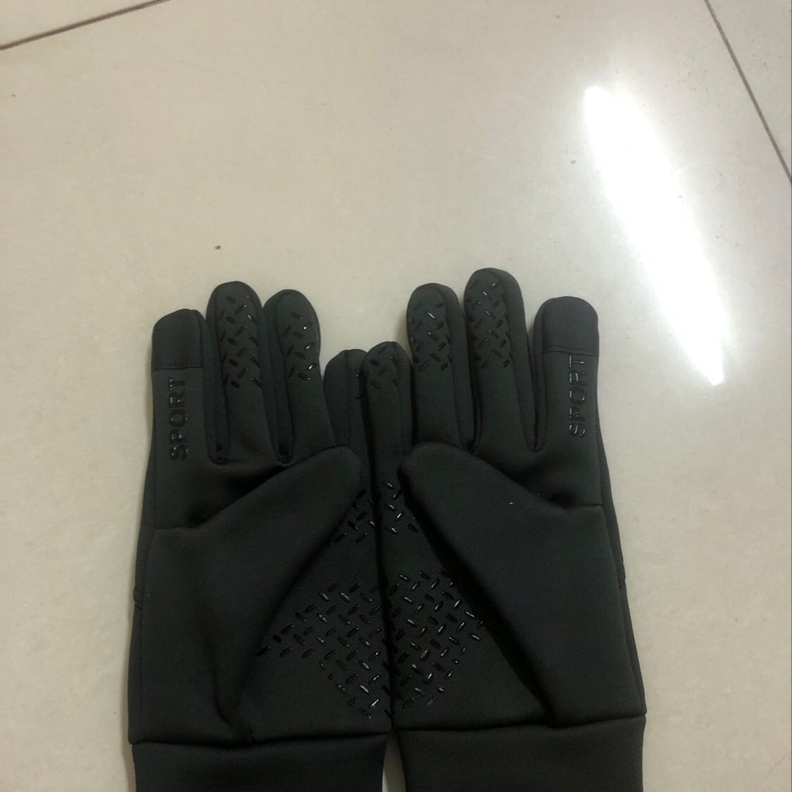 Găng tay chắc chắn, rất dày dặn, đường may tỉ mỉ. Mình rất ưng sản phẩm bên shop. Găng tay này đeo đi phượt hay đeo mùa đông thì chuẩn luôn. Điểm 10 cho em này vì có thể cảm ứng điện thoại, máy tính bảng. Chất nỉ không lo bong, nổ da. Chắc mua về dùng mấy năm không hỏng mất. Nói chung mua được em này giá cả hợp lý chất lượng trên cả mong đợi. Cả nhà nên mua.