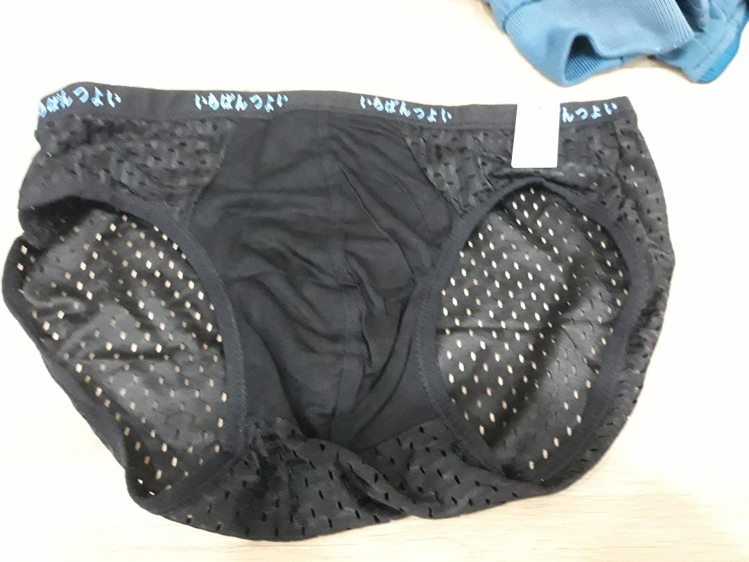 Quần nhận đc màu rất hài lòng, chất liệu và kiểu dáng đều ok, dù đã chọn tăng 1 size so với tiêu chuẩn nhưng vẫn bị chật, trong khi loại khác cũng size này thì ok, có ướm thử thì thấy loại này chiều từ đáy quần đến đai quần ngắn hơn, nên khi mặc khá chật, mình 68kg chắc phải XXL mới ổn, Mua XL vẫn k ổn, dù sao cũng cho shop 5* về chất liệu và giao hàng