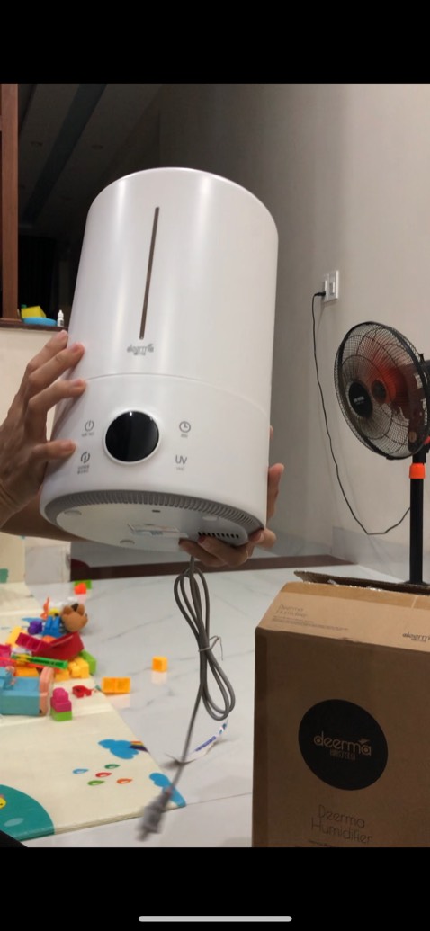 Máy rất đẹp và sang trọng. Các nút điều khiển đều bằng cảm ứng rất nhạy, máy phun sương nhẹ nhàng và mát. Có một điểm trừ là không có hướng dẫn bằng tiếng việt, phải lên youtube xem hướng dẫn mới biết cách sử dụng Máy rất đẹp và sang trọng. Các nút điều khiển đều bằng cảm ứng rất nhạy, máy phun sương nhẹ nhàng và mát. Có một điểm trừ là không có hướng dẫn bằng tiếng việt, phải lên youtube xem hướng dẫn mới biết cách sử dụng