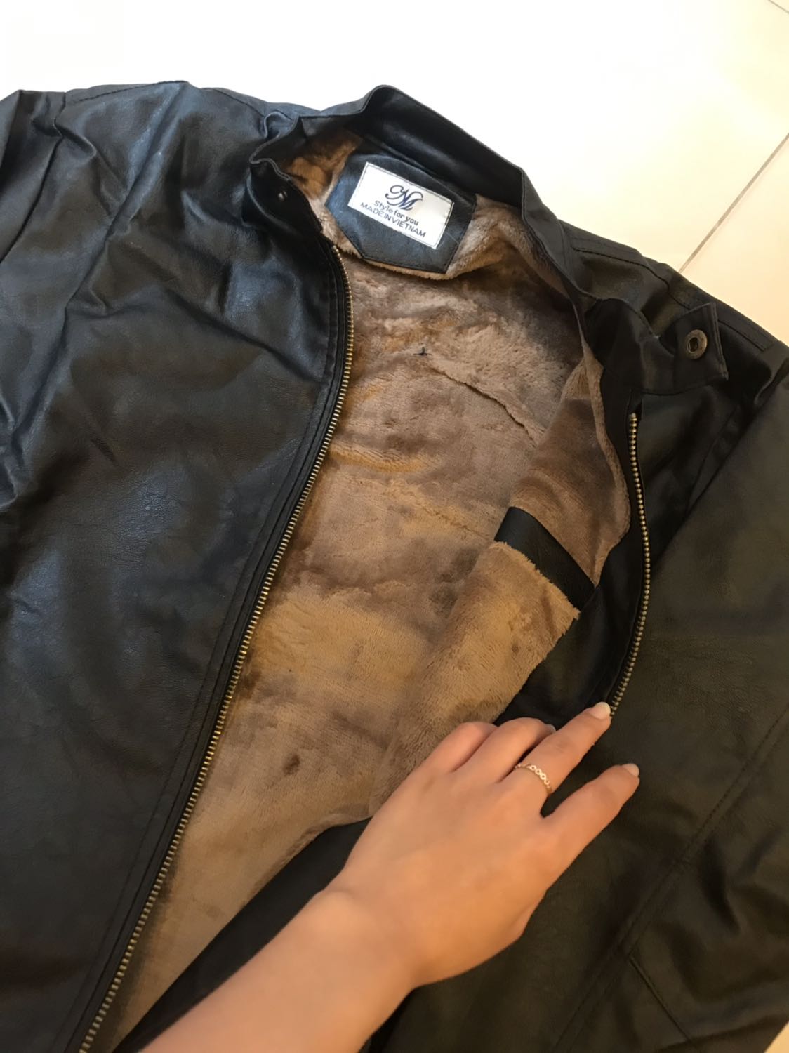 Mua ở Shop lần 3 rùi mà cái nào cũng ưng, chất da xịn thật sự, ở trong có lớp lông mịn không bị bí quá. Em mua cho người eoz mà thui cứ phải dùng ké để check in sang chảnh đã. Áo khoác của ny em toàn của shop cả rùi nên cho em thành viên VIP đê
