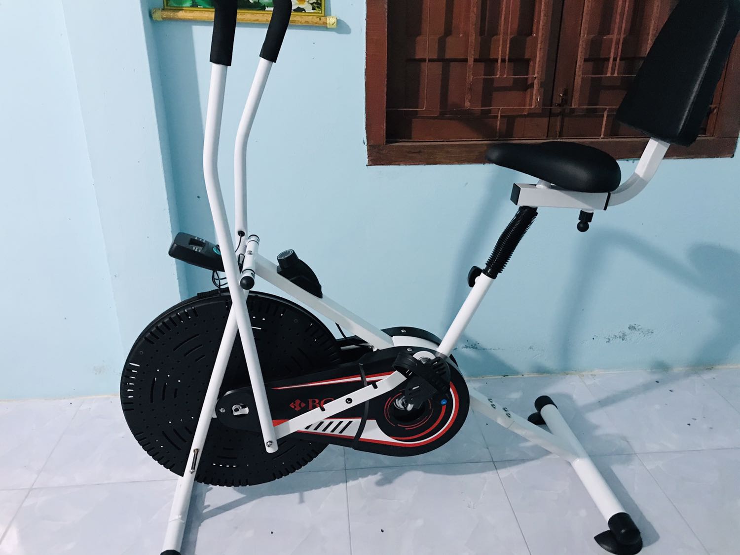 Mới nhận sáng ngày 23/4/2021 , khui tùng ra thì thày có sước 1 chút nhưng cũng không ảnh hưởng mấy. 
Xe i hình và mình đã mất 2h để mài mò em này mới ráp xong( nhất là khúc 2 cái bàn đạp suy nghĩ hoài là rắp ráp cái nào trước).
Mức giá ở tầm thấp như này thì xe có tiếng kêu thì cũng không sao.
Còn về độ bền thì mong sẽ bền nhất là bộ bàn đạp và con bánh quay lớn, mong sẽ ổn.Riêng cái đồng hồ thì mình không quan tâm lắm vì mình không hiểu nó nhảy số kiểu gì.
Các bạn nên mua về để rèn luyện sức khoẻ, tập luyện toàn thân được.