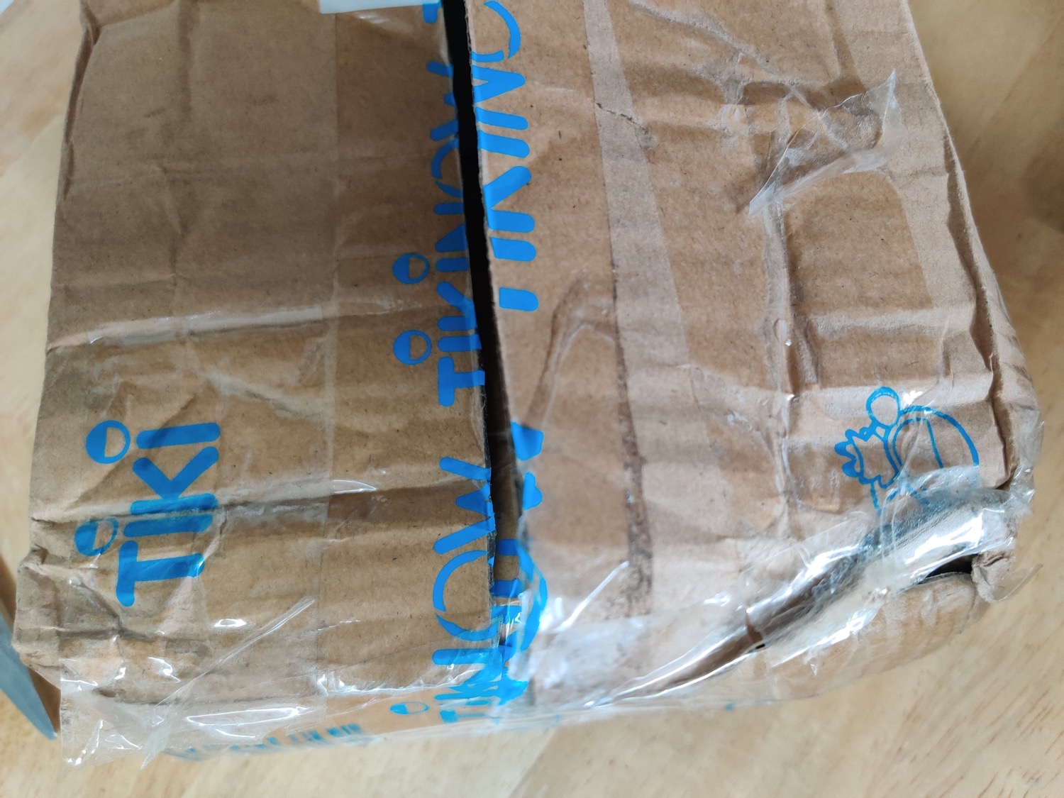 Cả gói hàng hộp bị rách nát dán lại nhiều lần. Tất cả 4 cuốn sách trong đơn đều bị dập nát 4 góc sách, nặng nề nhất là cuốn Lịch sử triết học.
Khâu đóng gói của Tiki thật sự quá ẩu tả, không có tâm với công việc.
Yêu cầu Tiki thu hồi & đổi quyển khác. Cả gói hàng hộp bị rách nát dán lại nhiều lần. Tất cả 4 cuốn sách trong đơn đều bị dập nát 4 góc sách, nặng nề nhất là cuốn Lịch sử triết học.
Khâu đóng gói của Tiki thật sự quá ẩu tả, không có tâm với công việc.
Yêu cầu Tiki thu hồi & đổi quyển khác.