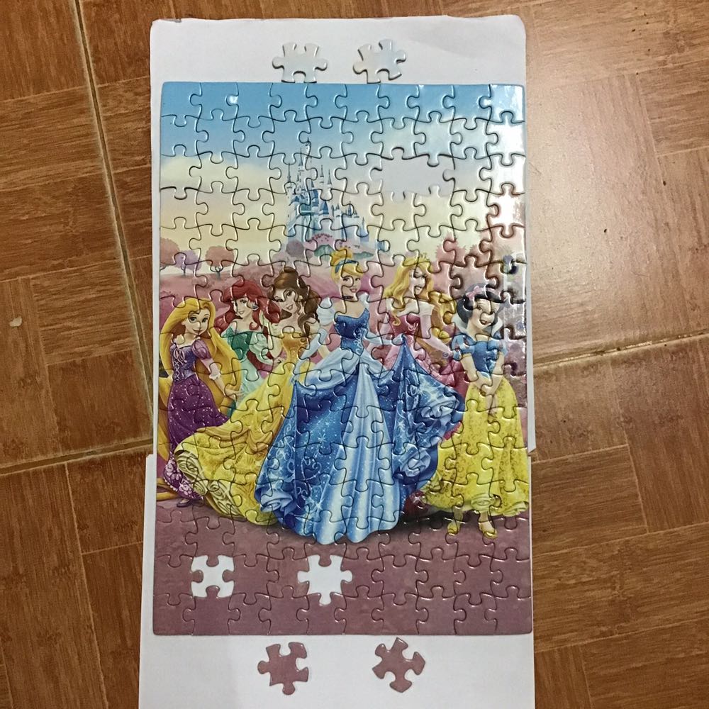 Còn 4 miếng rời mà ráp ko khớp. Tranh ko hoàn thiện được. Buồn…