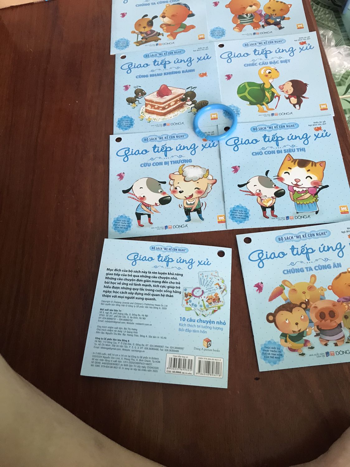 Sách rất đẹp, nội dung phù hợp. Giá cả vừa phải. Đóng gói cẩn thận. Giao hàng nhanh. Rất ưng. Ai có con nhỏ mình nghĩ nên mua thử đọc cùng con. Mình mua luôn bộ. 1 bộ gồm 10 quyển nhỏ.