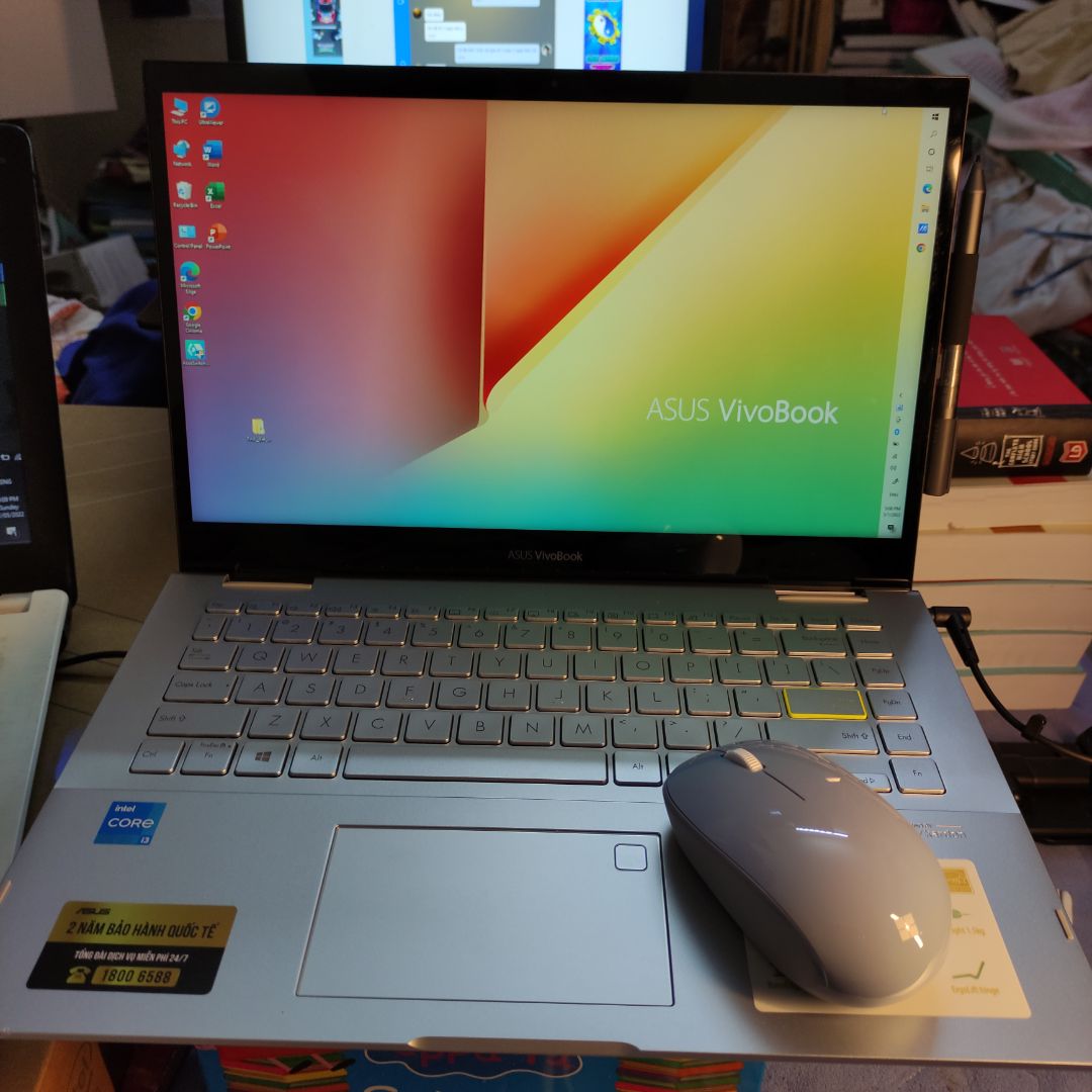 Mình phải post đến lần thứ 3 mới gửi được bài review, ko hiểu vì sao. Một cảm nhận hơi buồn về Tiki.
Sản phẩm này TikiNow giao nhanh, tầm 1h đã gửi xong.
Nói về chất lượng thì chuột thương hiệu Microsoft thì hẳn là tốt rồi, giá cũng ổn.
Chuột đã lắp sẵn pin, chỉ việc rút miếng nhựa là chạy được luôn.
Cảm biến dùng led đỏ, chỉ hơi tiếc là chuột dùng led hồng ngoại thì sẽ xịn xò hơn.