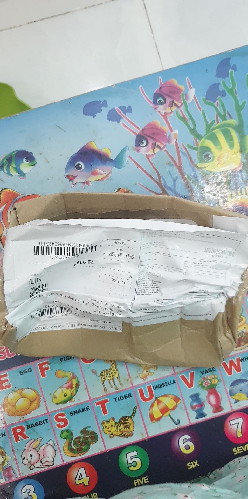 shop ơi hàng tới nơi roi mà nó như thế này  hộp méo mó.  kiểm tra thiếu  luôn đồ đẩy khí ko biết nó rớt hay đưa thiếu vậy.