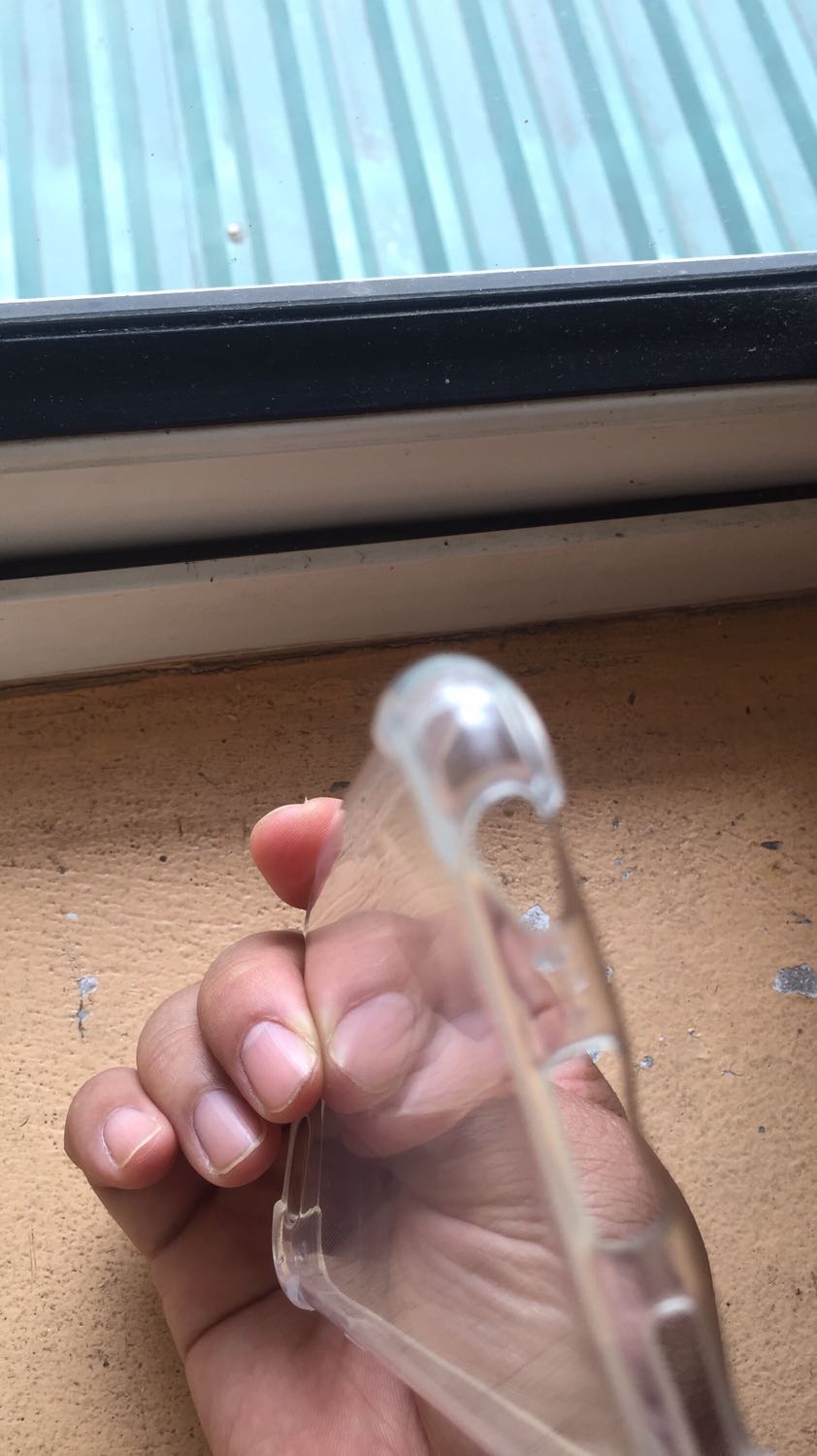 Chất lượng kém, ba via (hình 1) cà vào tay rất khó chịu, phần lỗ cắm tai nghe (hình 2) liên kết gần đứt, nhựa cầm cảm giác rất khó chịu, thay vỏ cũ vào dùng khác biệt hẳn.... Tóm lại là vô cùng tệ.