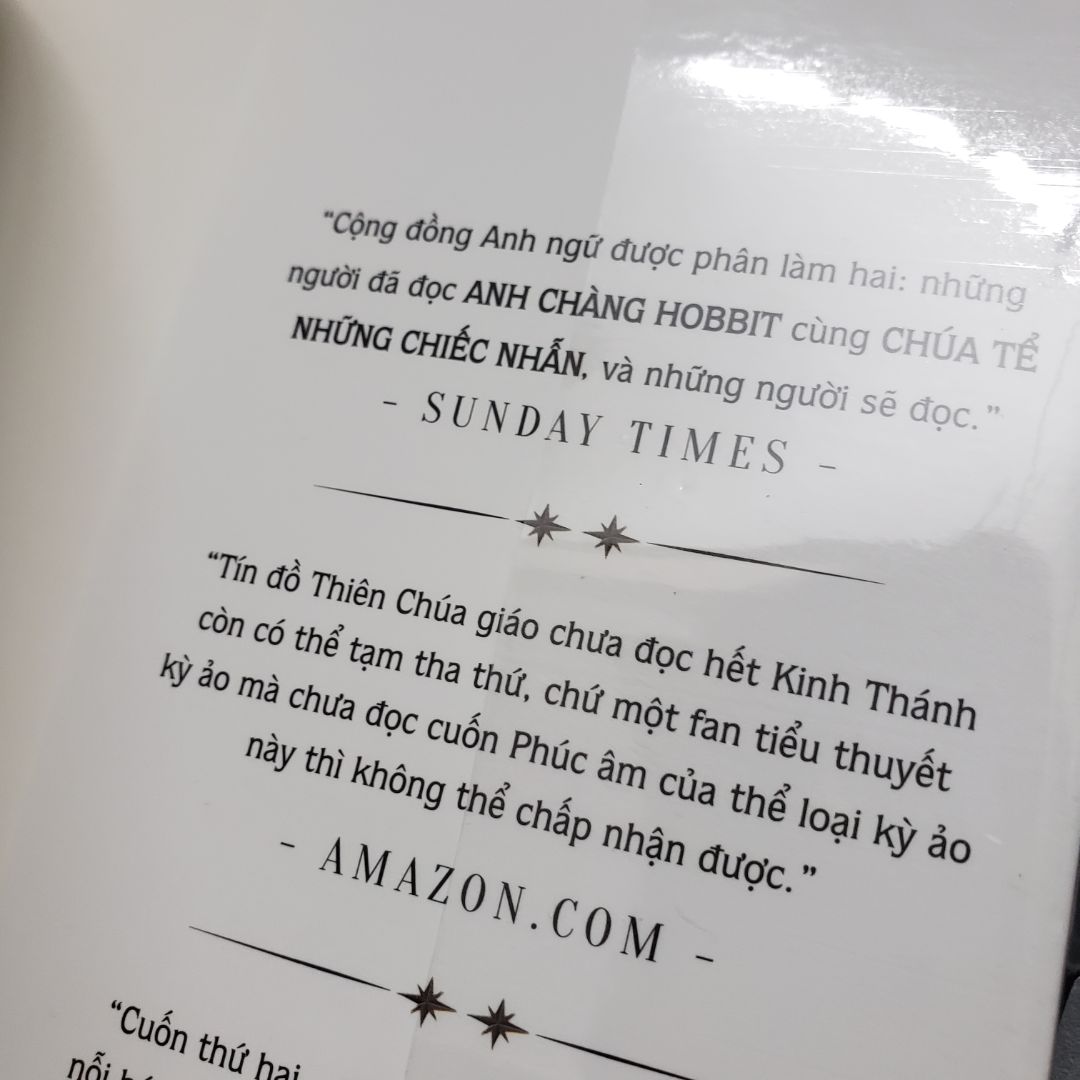"tín đồ Thiên Chúa giáo chưa đọc hết Kinh Thánh còn có thể tạm tha thứ, chứ một fan tiểu thuyết kỳ ảo mà chưa đọc cuốn Phúc âm của thể loại kỳ ảo này thì không thể chấp nhận được" Amazon said. 
Lời nhận xét hết sức kiêu của Amazon nhưng thực sự ko thể phủ nhận sức hút của tác phẩm có sức nặng về cả nội dung và trọng lượng này 😃