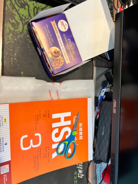 Sách chuẩn nha mọi người, vẫn luôn là kiểu gói hàng kỹ càng. Đợt này dc tặng 1 hộp bánh Danisa, học có đói bụng lấy ăn hehe